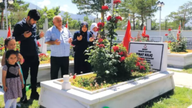 Şehit anneleri Anneler Günü'nde evlatlarının mezarı başında dua etti