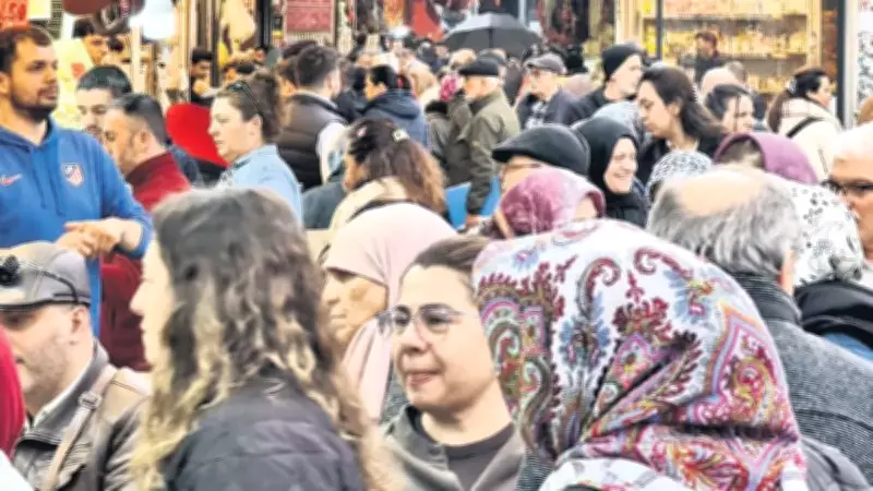 Eminönü’nde bayram alışverişi yoğunluğu: Vatandaşlar akın etti
