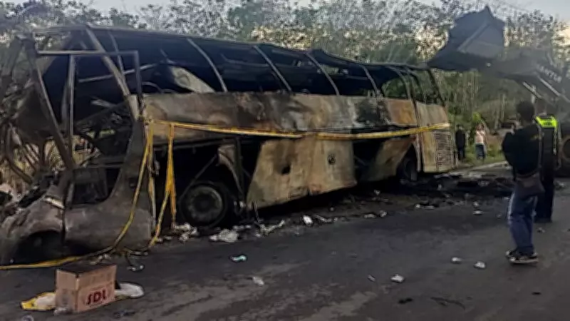 Endonezya'da otobüs tanker çarpıştı: 16 ölü, 4 yaralı