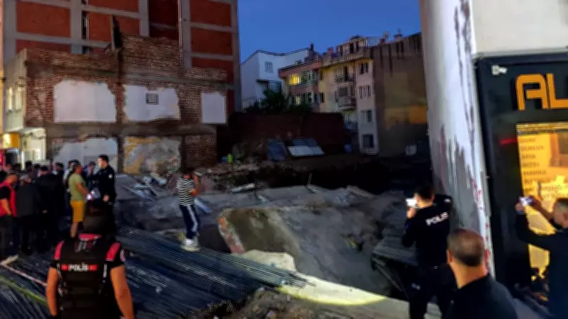Erdek'te temel kazısı sırasında 3 katlı bina yıkıldı
