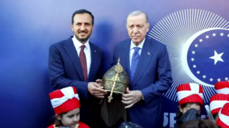 Erdoğan'a fetih hatırası miğfer hediye edildi
