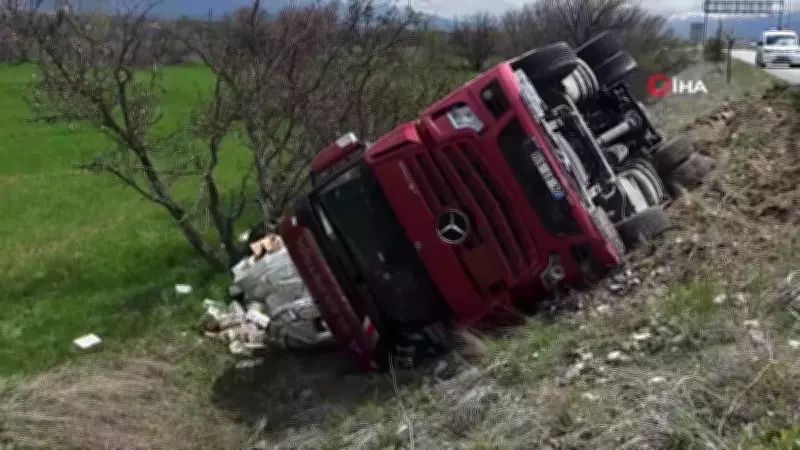 Erzincan'da Soda Yüklü TIR Devrildi: Can Kaybı Yok