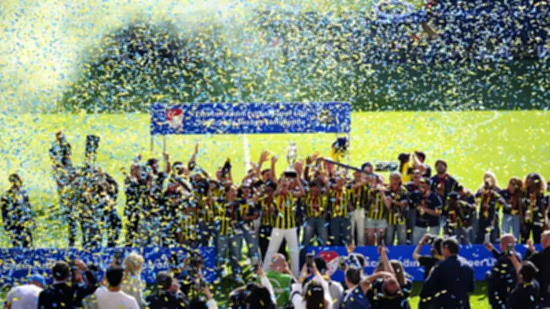 Fenerbahçe arsaVev Kadın Futbol Süper Ligi'nde şampiyonluk kupasını kaldırdı