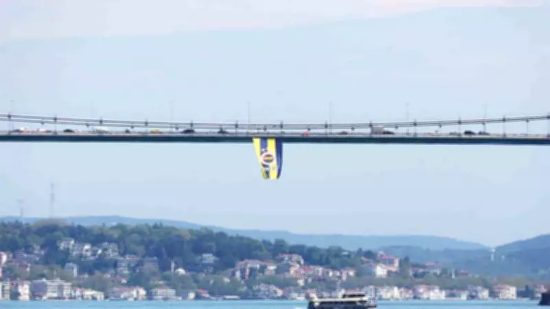 Fenerbahçe Kadın Basketbol'un dev bayrakları İstanbul köprülerinde