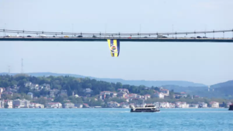 Fenerbahçe Opet'in şampiyonluk bayrakları İstanbul köprülerinde dalgalanıyor