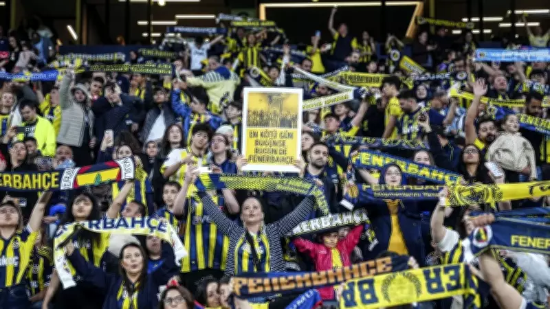 Fenerbahçe taraftarından İsmail Kartal'a 'Son of Fenerbahçe' pankartı