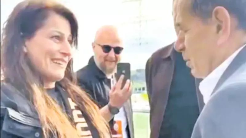 Galatasaray Başkanı Özbek, bayrağı yerden kaldıran taraftarı ağırladı