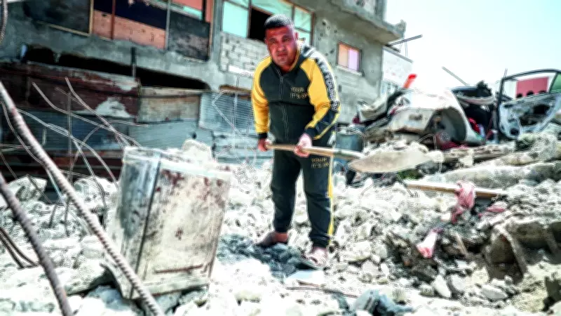 Gazze'de tüm ailesini kaybeden Filistinli, enkazda yakınlarını arıyor