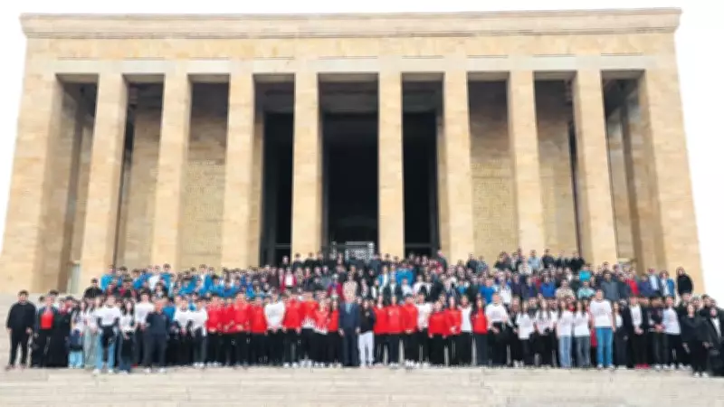 Gençler Al Bayrağı Dünyada Dalgalandırıyor