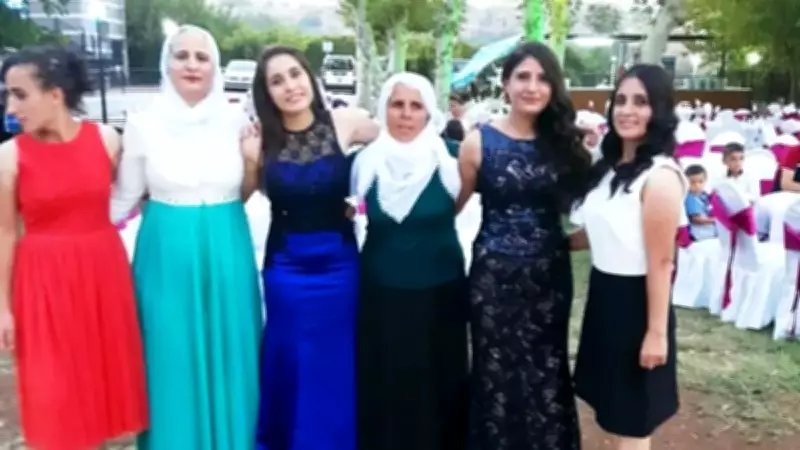 Gülistan Doku'nun ailesiyle düğün fotoğrafı ortaya çıktı