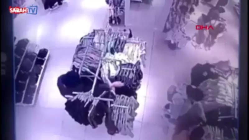 Güngören'de mağazada müşteri gibi gezdi, kadının çantasını çaldı