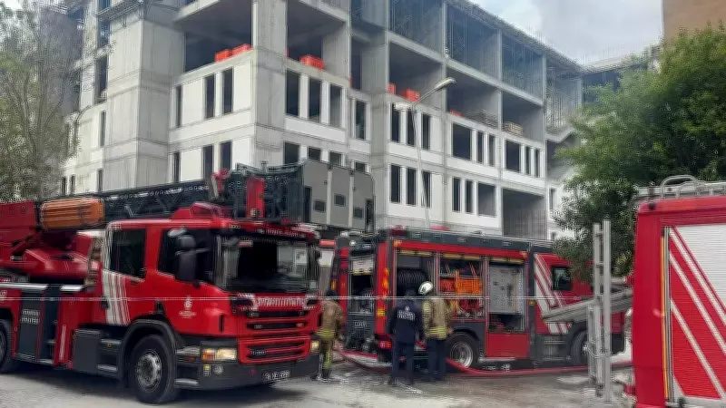 Güngören'de okul inşaatındaki işçi konteynerleri küle döndü