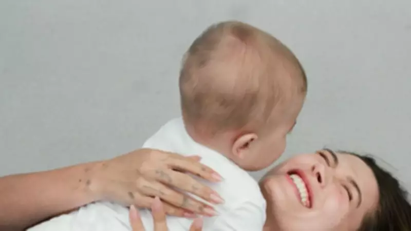 Hailey Bieber'ın Oğlu Jack Blues Annesini Elleriyle Besledi