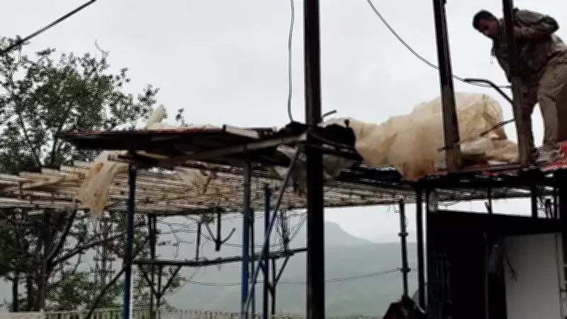 Hakkari'de Fırtına: Çatılar Uçtu, Seralar Zarar Gördü