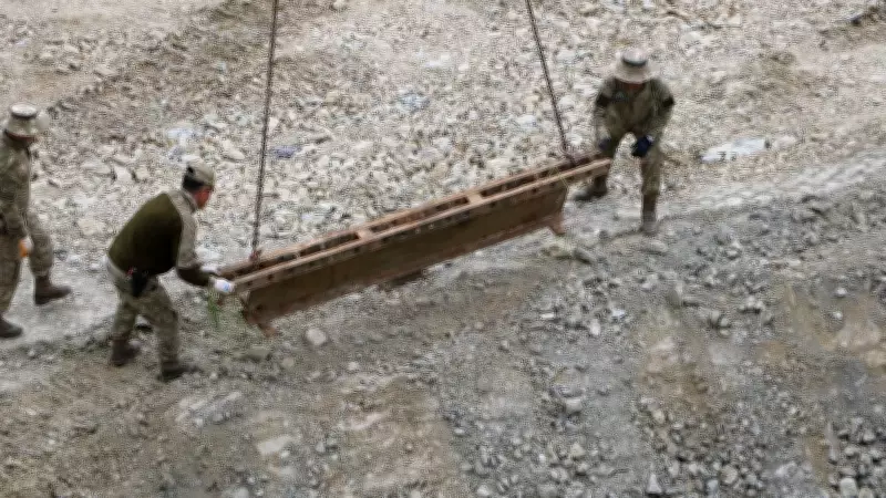 Hakkari'de heyelan sonrası kapanan yol için panel köprü kuruluyor