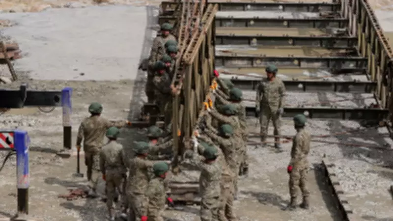 Hakkari'de kapanan yola Mehmetçik'ten panel köprü desteği