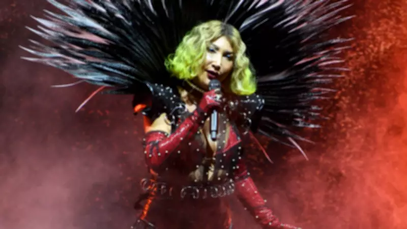 Hande Yener'in Kirpi Kostümü Harbiye Konserinde Büyük İlgi Gördü