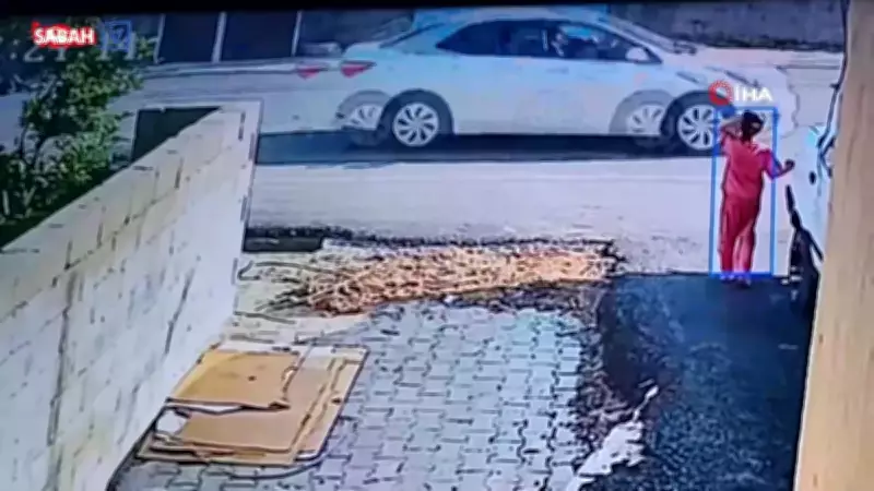 Hatay'da 5 yaşındaki çocuğa otomobil çarptı: Kaza anı kamerada