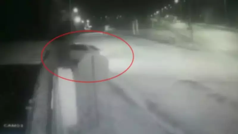Hatay'da otomobil bahçe duvarına çarptı: O anlar kamerada