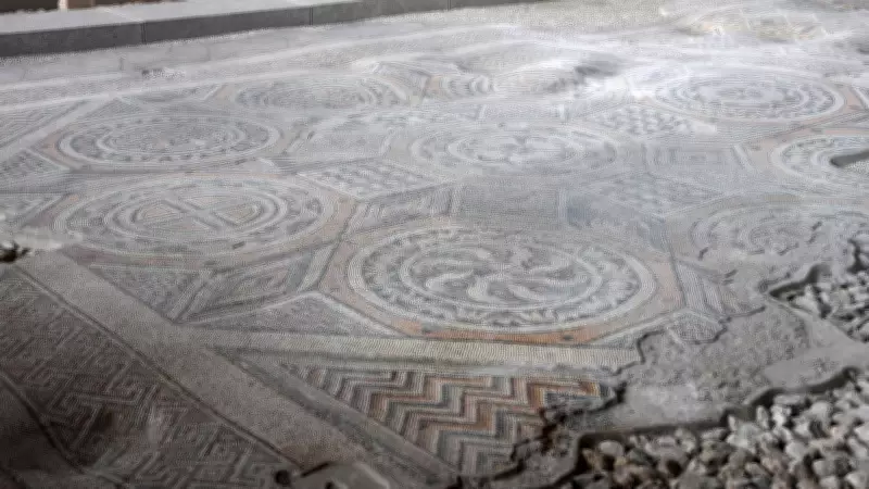 Hatay'daki 1050 metrekarelik dev mozaik ilk günkü ihtişamını koruyor