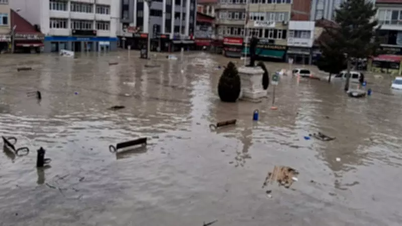 Havza'da sağanak yağış hayatı felç etti, 12 kişi yaralandı