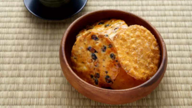 Japonya'da satılan böcekli kraker: Jibachi Senbei görenleri şaşırtıyor