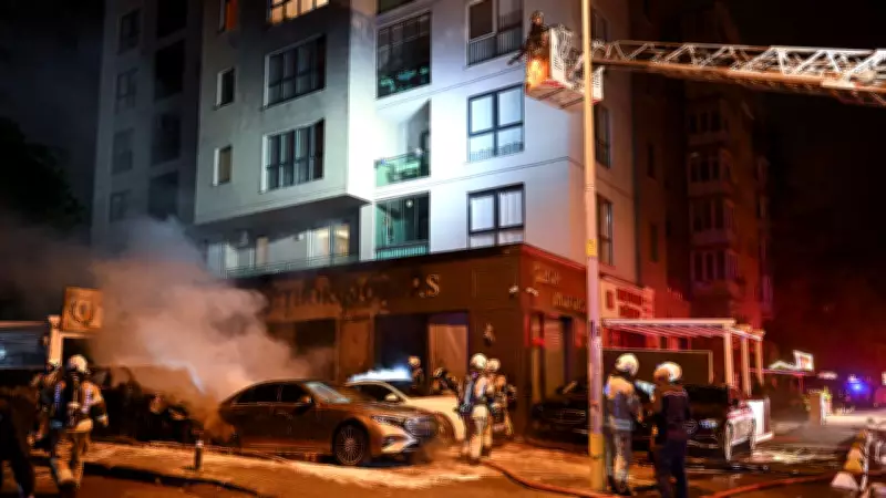 Kadıköy'de oto galeride yangın: 4 araç küle döndü
