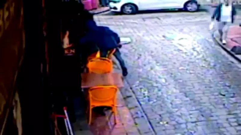 Kafede oturan kadının cep telefonunu çalan hırsız kıskıvrak yakalandı