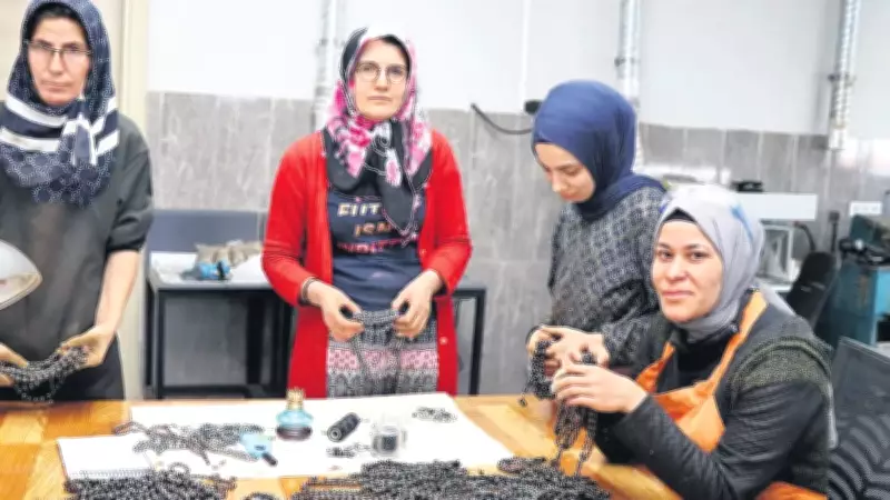 Kara Kehribar Kadınların Elinde Hediyelik Oluyor