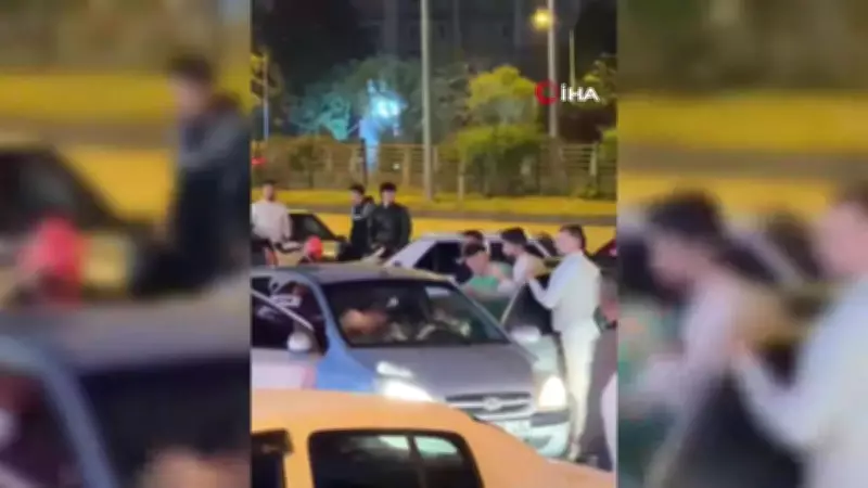 Karabük'te Araçtaki 2 Kişi Grup Tarafından Darp Edildi O Anlar Kamerada
