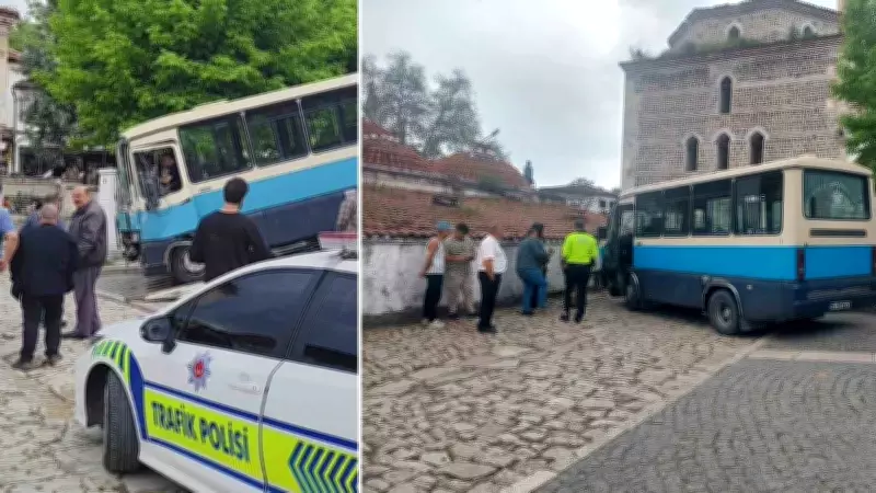 Karabük'te freni boşalan dolmuş tarihi hamam duvarına çarptı