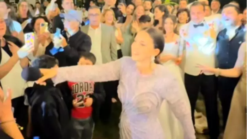 Karsu Dönmez'den yağmura yakalanan çifte düğün sürprizi