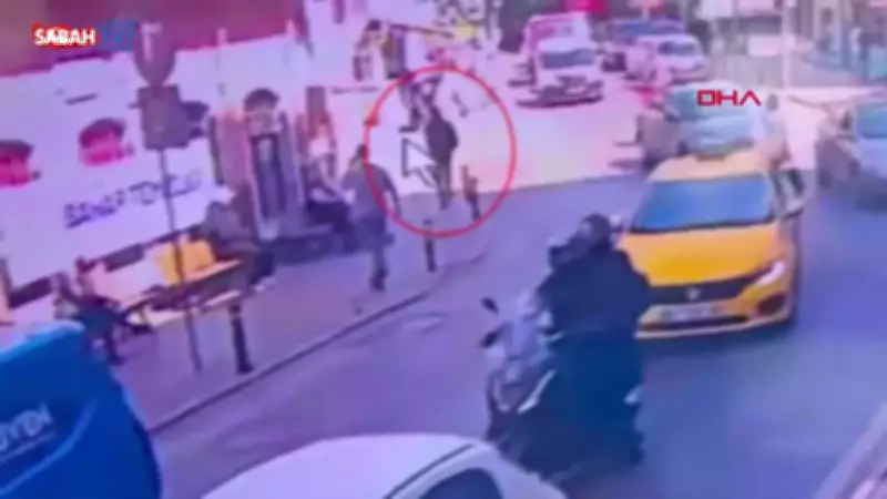 Kasımpaşa'da 'yan baktın' diyerek bıçakladı: Dehşet anları kamerada