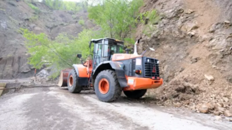 Kastamonu Bozkurt'ta heyelan nedeniyle kapanan köy yolu yeniden açıldı