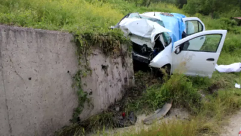 Kastamonu'da feci kaza: İstinat duvarına çarpan otomobilde 3 kişi öldü