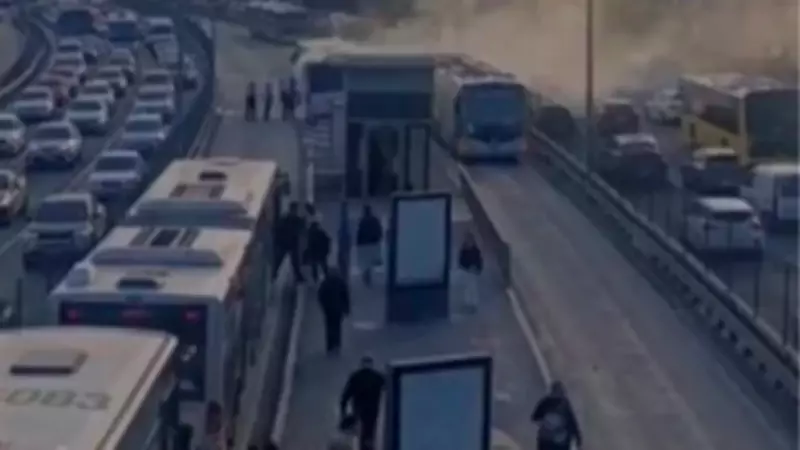 Kağıthane'de metrobüste yangın paniği: Yolcular tahliye edildi