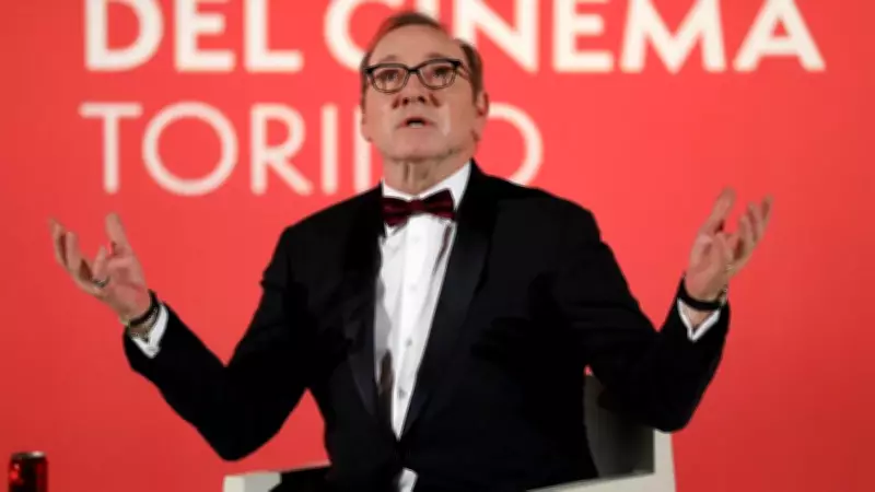 Kevin Spacey 'Melodies In The Forest' filmiyle setlere dönüyor