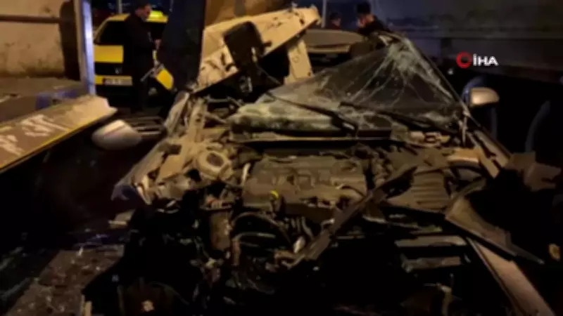Kilis'te Park Halindeki TIR'a Çarpan Otomobilde 2 Kişi Yaralandı