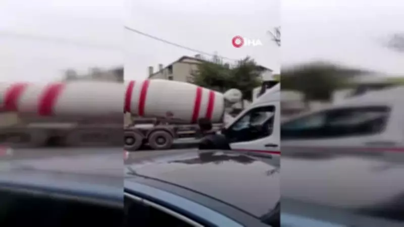 Küçükçekmece'de kahve önünde silahlı saldırı: 3 kişi yaralandı