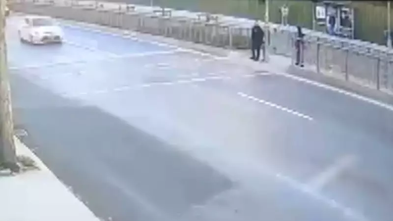 Küçükçekmece'de kamyonet altında kalan mühendisin kaza anı kamerada