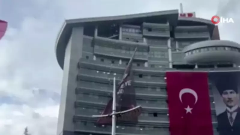 Kılıçdaroğlu destekçileri, Özgür Özel'in parti binasındaki afişini indirdi