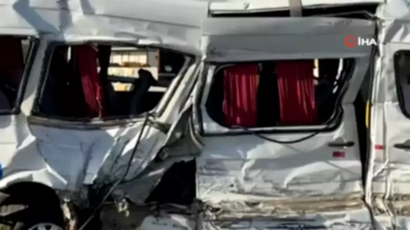 Kocaeli'de tırla çarpışan işçi servisi devrildi: 8 yaralı