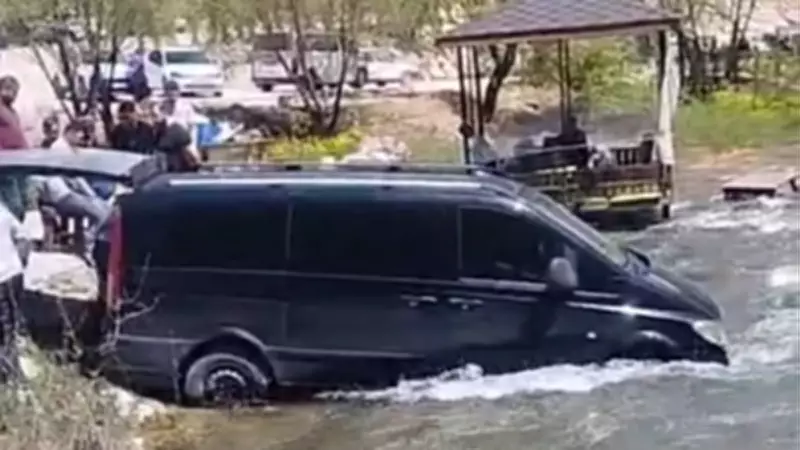 Konya'da Freni Boşalan Minibüs Çaya Girdi, Traktörle Kurtarıldı