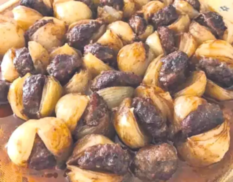 Kurban Bayramı'na Özel: Etli Soğan Kebabı, Havuçlu Pilav ve Fındıklı Şekerpare Tarifi
