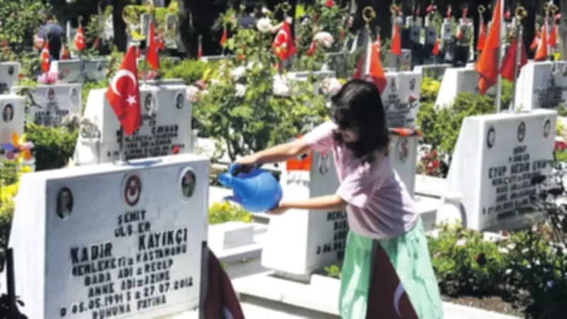 Kurban Bayramı'nda şehitliklere ziyaret akını sürüyor