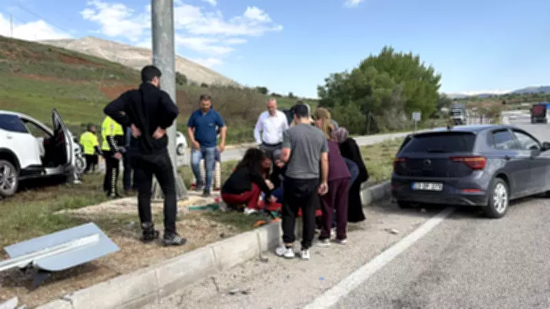 Malatya'da İki Otomobil Çarpıştı: 3 Kişi Yaralandı