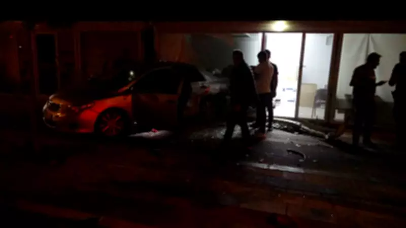 Malatya'da kontrolden çıkan otomobilin çarptığı araç iş yerine daldı