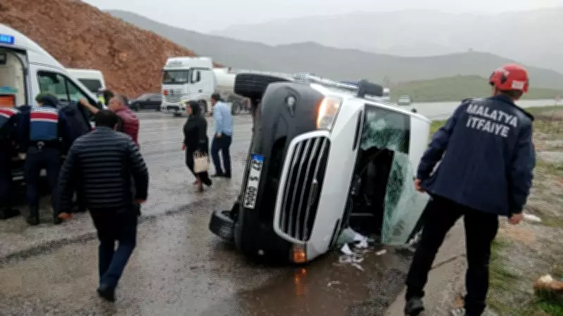 Malatya'da minibüs devrildi: 12 yaralı