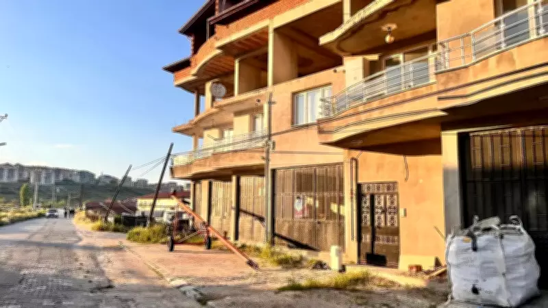 Manisa Kula'da TIR Kablolara Takıldı, Telefon Direkleri Devrildi