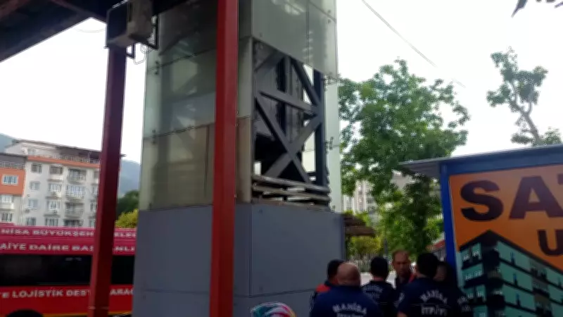 Manisa'da üst geçit asansöründe korkunç ölüm: Demirler arasında sıkıştı